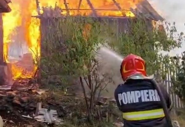 Incendiu într-o gospodărie din Budești. O femeie a ajuns la spital cu arsuri