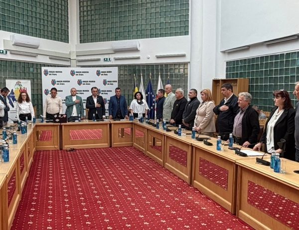 Mioveniul reglementează strict jocurile de noroc: interdicții în cartierele rezidențiale și program limitat până la miezul nopții