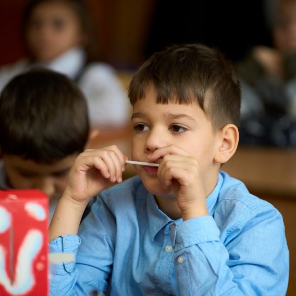 Paște fără mamă sau tată pentru mii de copii: aproape jumătate dintre părinții plecați la muncă în străinătate nu ajung acasă de sărbători