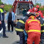Accident între o mașină și o motocicletă, la Costești. Motociclistul a ajuns la spital