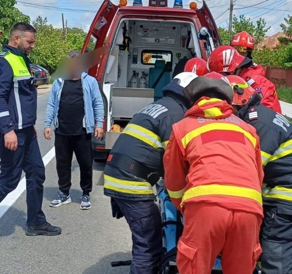 Accident între o mașină și o motocicletă, la Costești. Motociclistul a ajuns la spital