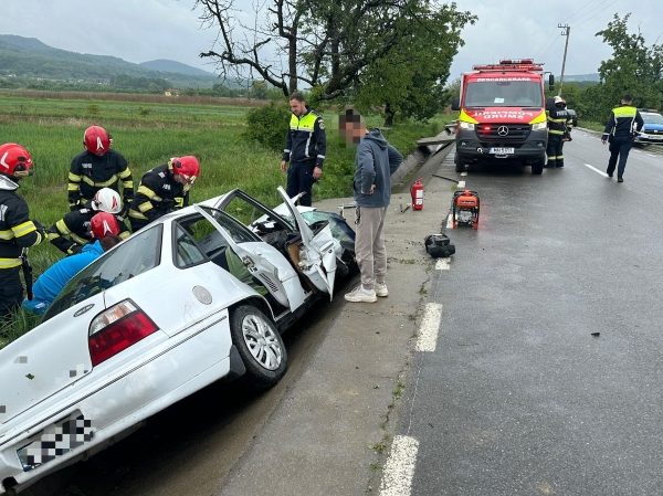 Bărbat din Argeș, mort după ce mașina pe care o conducea a ieșit de pe drum, în Vâlcea
