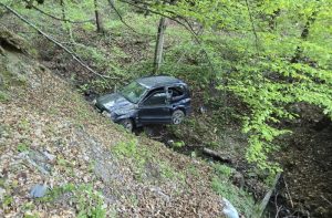 Bărbat de 60 ani, rănit într-un accident: a ieșit de pe drum cu mașina și s-a oprit într-un canal de scurgere
