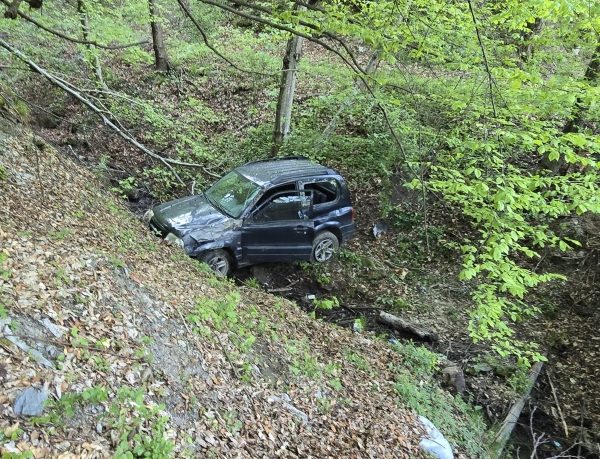 Bărbat de 60 ani, rănit într-un accident: a ieșit de pe drum cu mașina și s-a oprit într-un canal de scurgere
