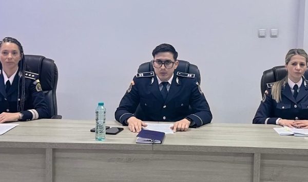 Polițiștii din Vâlcea au organizat sute de activități în școli și comunități, în primele 4 luni ale anului: drogurile, violența și pericolele online, printre principalele teme