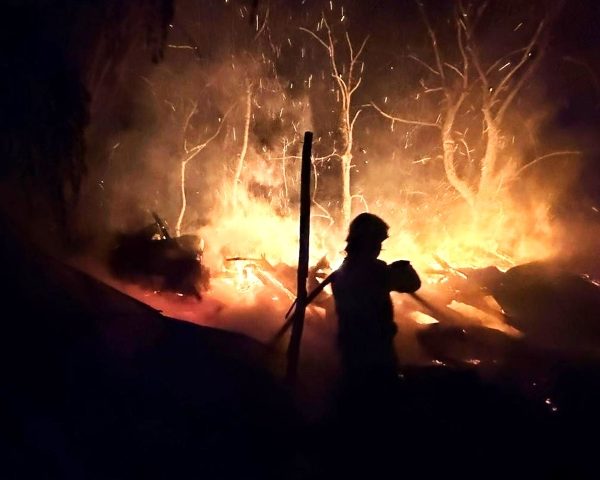 Noapte agitată pentru pompierii argeșeni: incendii în Popești, Sălătrucu și Pitești