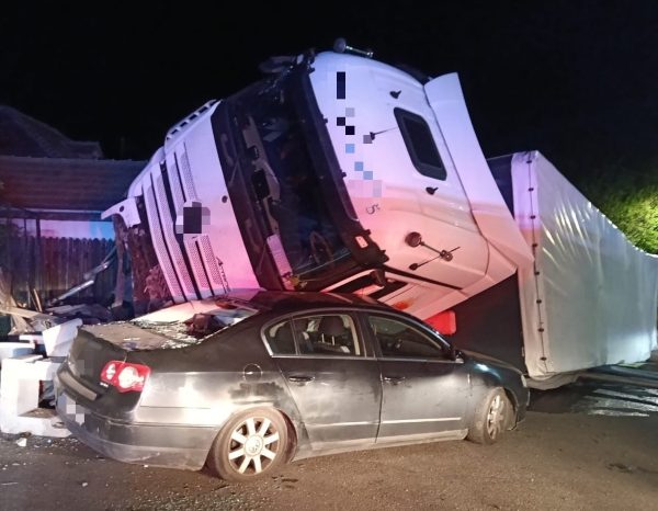 TIR răsturnat peste o mașină parcată, pe DN7