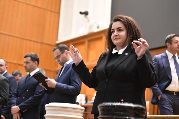 Senatorul Andra Bica: ”Un vot care va rămâne în istoria Parlamentului României: 281 de voturi pentru demiterea unui guvern”