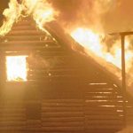 Flăcări violente, în această dimineață, la Berevoești: o construcție din lemn a luat foc