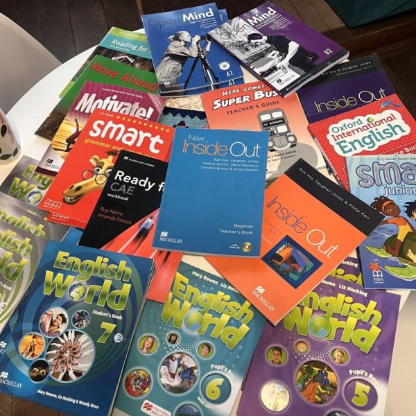 Donație de manuale și materiale pentru învățarea limbii engleze la Biblioteca Mateești