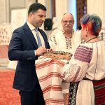 Creatoare populare din cadrul comunității „Șezătoare Râmnicu Vâlcea”, primite la Parlament de Ștefan Ovidiu Popa