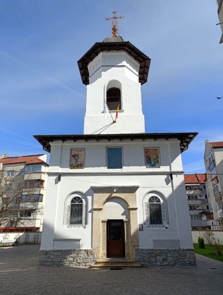 Parohia „Sfântul Gheorghe” din Râmnicu Vâlcea oferă sprijin constant unei mame cu trei copii, aflată într-o situație dificilă