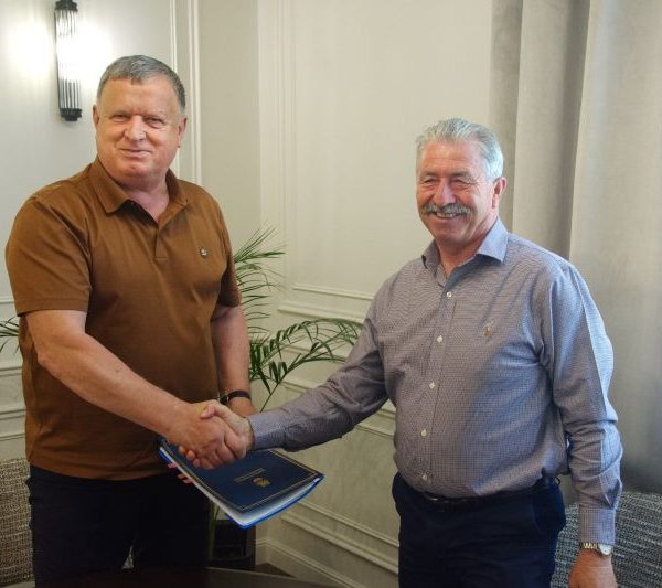 Încă 40 de km de piste de biciclete: primarul Mircia Gutău a semnat contractul de execuție
