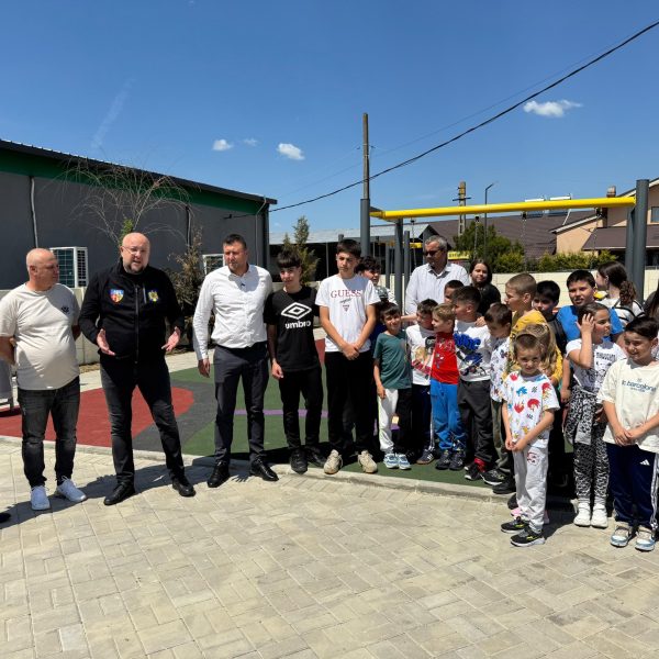 Constantin Rădulescu, prezent la Olanu, la inaugurarea noului loc de joacă din centrul localității. Urmează alte două investiții