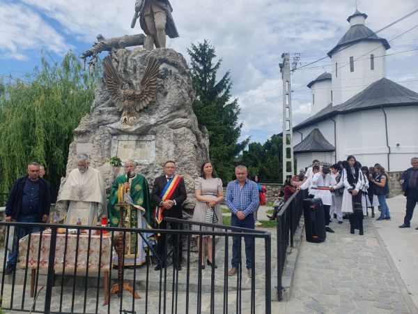 Primarul Daniel Băluță: La mulți ani tuturor celor care poartă numele Sfinților Constantin și Elena! Să aveți parte de sănătate, realizări și bucurii alături de cei dragi!