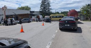 Accident cu un microbuz școlar pe DN67. Trei elevi au ajuns la spital