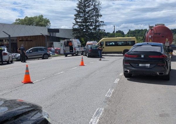 Accident cu un microbuz școlar pe DN67. Trei elevi au ajuns la spital
