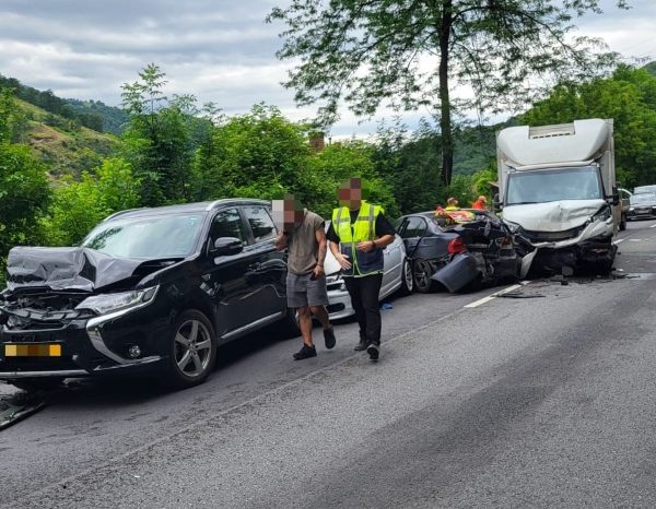 Carambol pe DN7, în Vâlcea: cinci mașini implicate și două persoane rănite