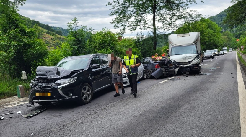Carambol pe DN7, în Vâlcea: cinci mașini implicate și două persoane rănite