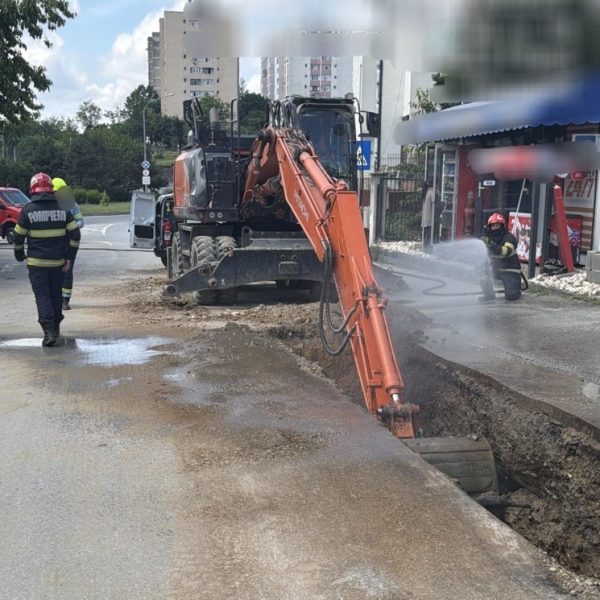 Țeavă de gaz fisurată în timpul unor lucrări de canalizare, în Pitești. Zeci de persoane au fost evacuate preventiv