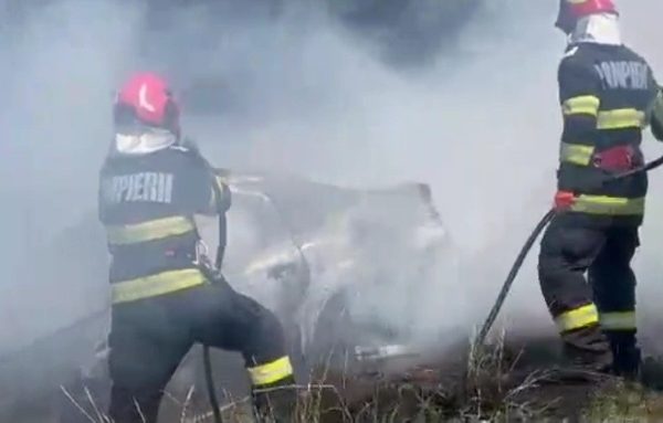 Accident la Stâlpeni: o mașină a luat foc după impactul cu un alt autoturism