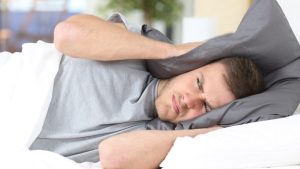 Reguli mai stricte pentru petrecerile zgomotoase: dispare limita „mediului urban” și cresc amenzile