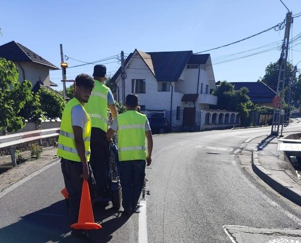 Se refac marcajele rutiere pe o stradă din Mioveni