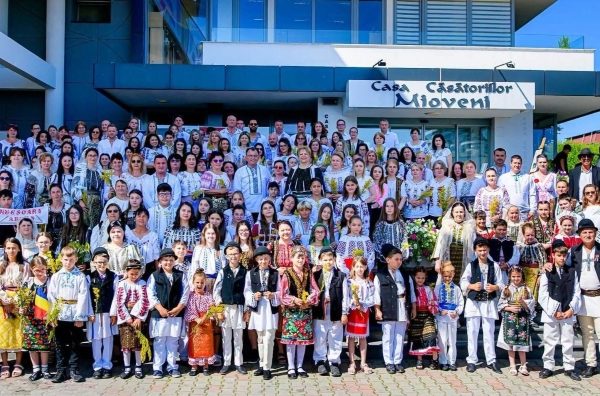 Ziua Iei, sărbătorită la Mioveni. Primăria îi invită pe oameni, în fața instituției, în port popular