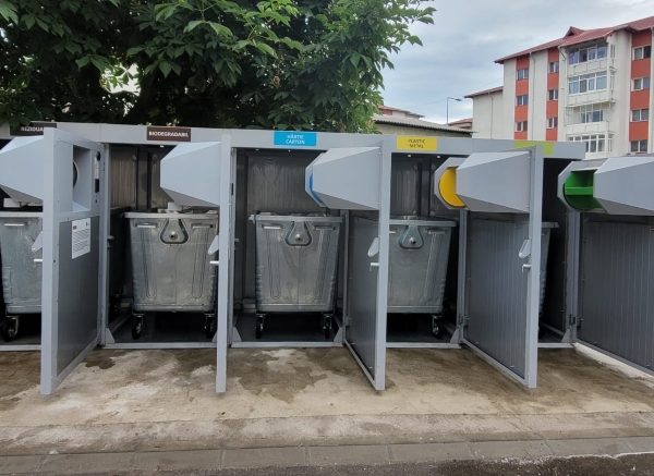 Topoloveni: Ecoinsulele din zona de blocuri au fost igienizate și dezinfectate. Autoritățile cer respectarea regulilor de colectare a deșeurilor