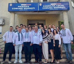 Angajații Primăriei Mihăești au marcat Ziua Internațională a Iei prin purtarea acesteia la birou