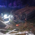 Beat la volan, a lovit o tonetă de înghețată și s-a răsturnat cu mașina. Trei&hellip;