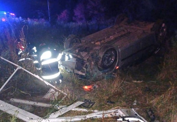 Beat la volan, a lovit o tonetă de înghețată și s-a răsturnat cu mașina. Trei tineri au ajuns la spital