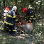 Bărbat de 79 ani salvat de pompieri după ce s-a răsturnat cu un motocultor electric…