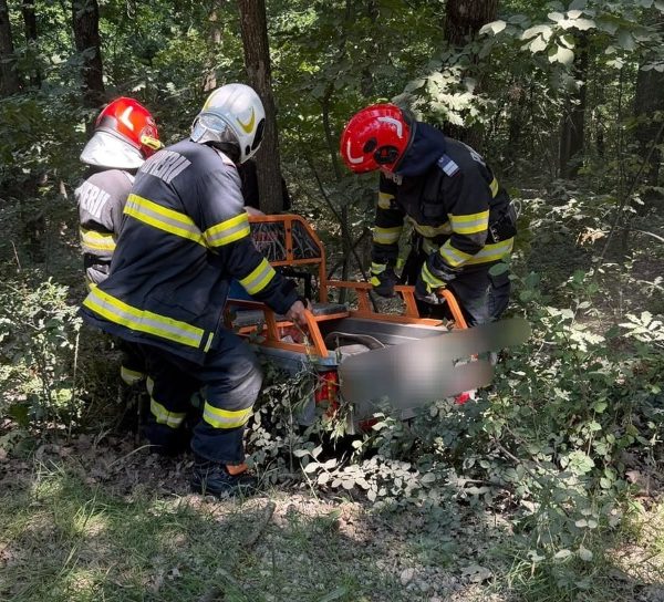 Bărbat de 79 ani salvat de pompieri după ce s-a răsturnat cu un motocultor electric într-o râpă