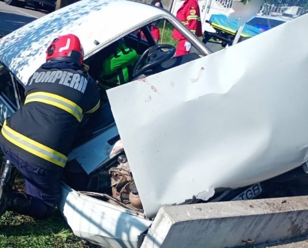 Accident grav pe DJ 703A: un bărbat a murit, iar alte două persoane au fost rănite