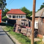 Băut, a intrat cu cvadriciclul electric în porțile unei case. Șofer și pasager răniți
