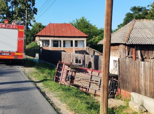 Băut, a intrat cu cvadriciclul electric în porțile unei case. Șofer și pasager răniți