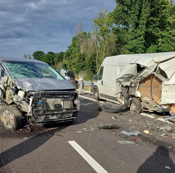 Accident pe DEx 12, în Argeș. Doi bărbați aflați lângă o autoutilitară defectă au fost răniți