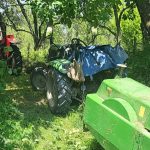 Un tractor s-a blocat când intra într-o livadă. Tânărul care îl conducea a fost rănit