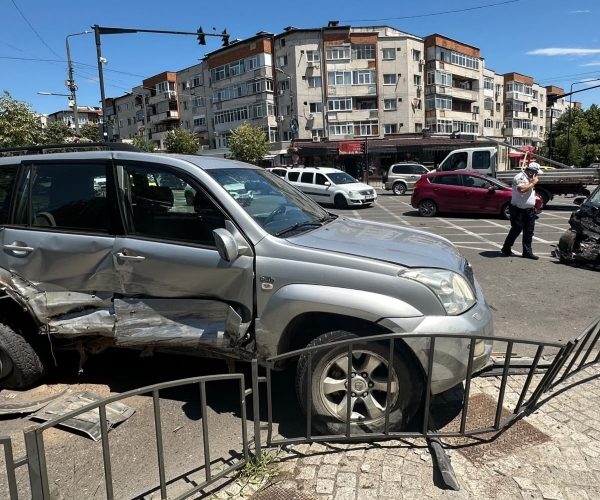 Accident în Râmnicu Vâlcea, după ce un șofer ar fi trecut pe roșu. Trei persoane, printre care și o fetiță, au ajuns la spital