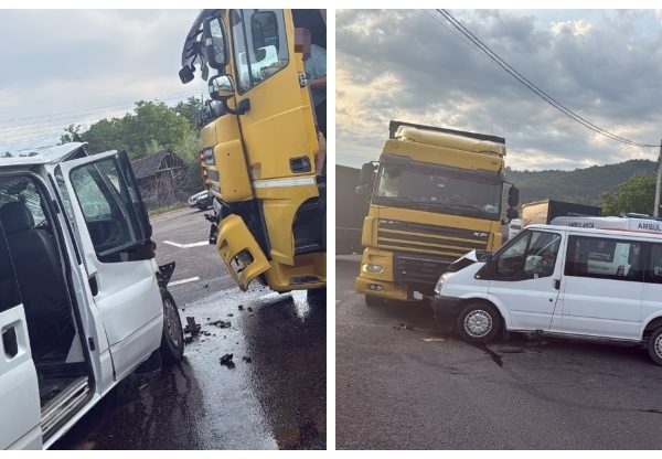 Trei răniți după un accident între o autoutilitară și un TIR
