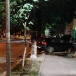 O șoferiță băută a ajuns cu mașina pe trotuar după ce a pierdut controlul volanului
