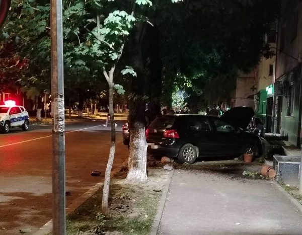 O șoferiță băută a ajuns cu mașina pe trotuar după ce a pierdut controlul volanului