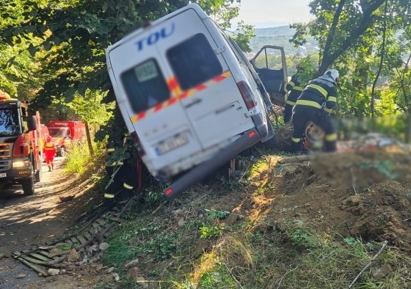 UPDATE///Planul Roșu de Intervenție, activat în Argeș după ce un microbuz cu 18 persoane a intrat într-un copac. O persoană a murit