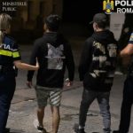Trei tineri, reținuți după o bătaie pornită din gelozie. Unul dintre răniți a fost împușcat&hellip;