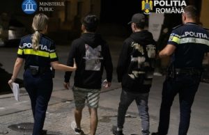 Trei tineri, reținuți după o bătaie pornită din gelozie. Unul dintre răniți a fost împușcat cu un pistol airsoft