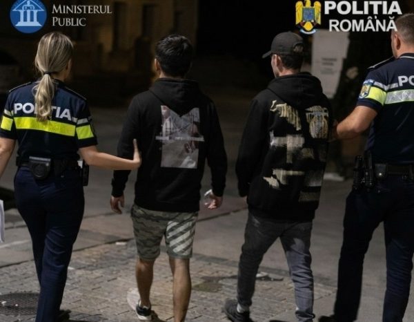Trei tineri, reținuți după o bătaie pornită din gelozie. Unul dintre răniți a fost împușcat cu un pistol airsoft