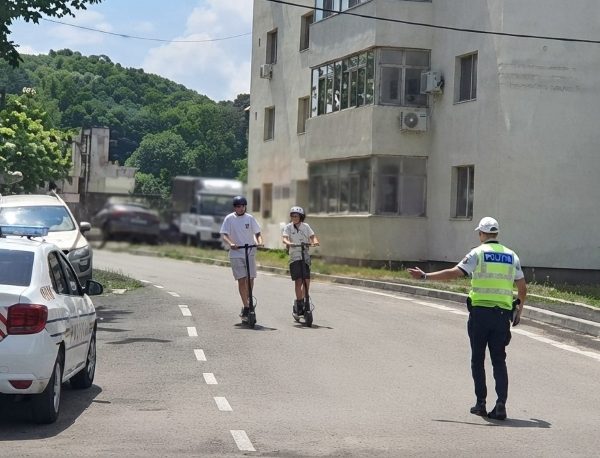 Zeci de utilizatori de trotinete electrice, verificați de polițiștii din Pitești. 56 de sancțiuni aplicate în weekend
