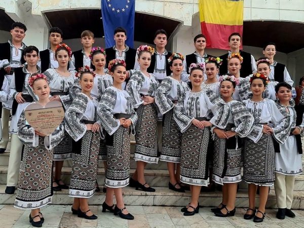 Ansamblul „Ciuleandra” din Topoloveni, pe primul loc la un important concurs județean de dansuri populare