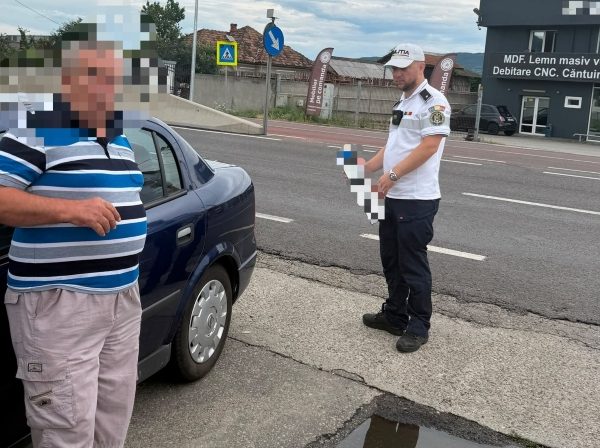 Transporta călători contra cost fără autorizație. Polițiștii i-au imobilizat mașina pentru șase luni